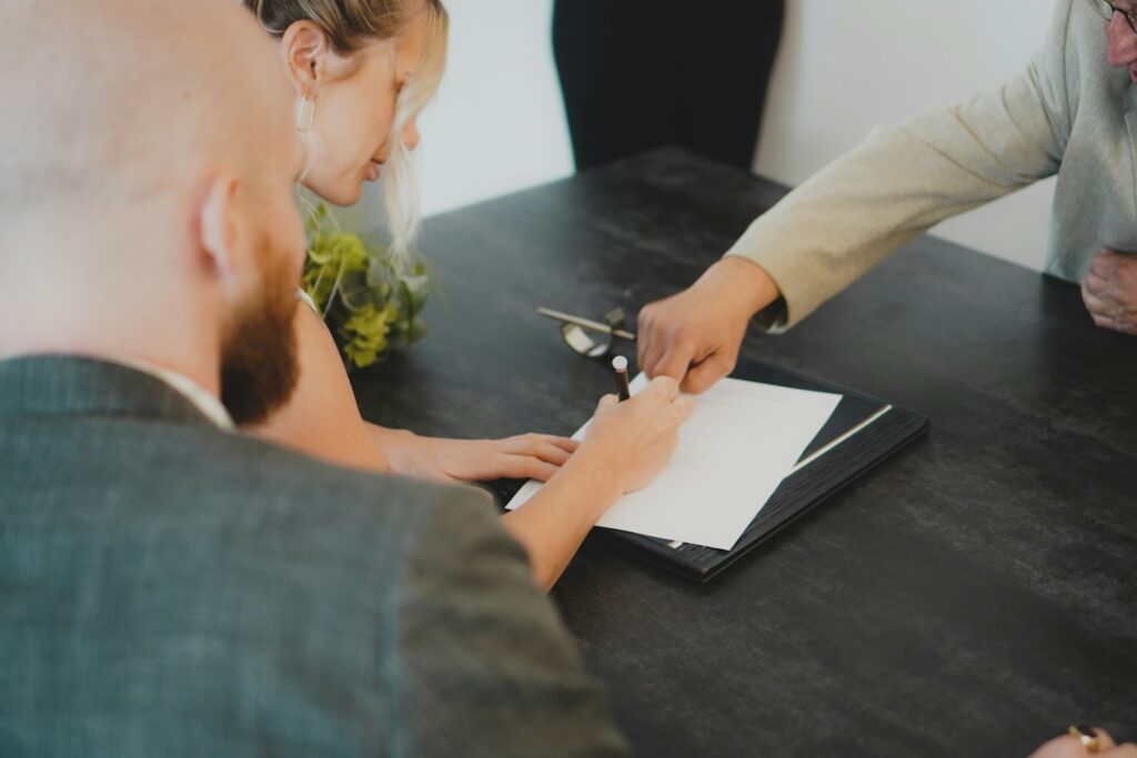 Advogado preparando recurso administrativo de concurso público em Goiânia