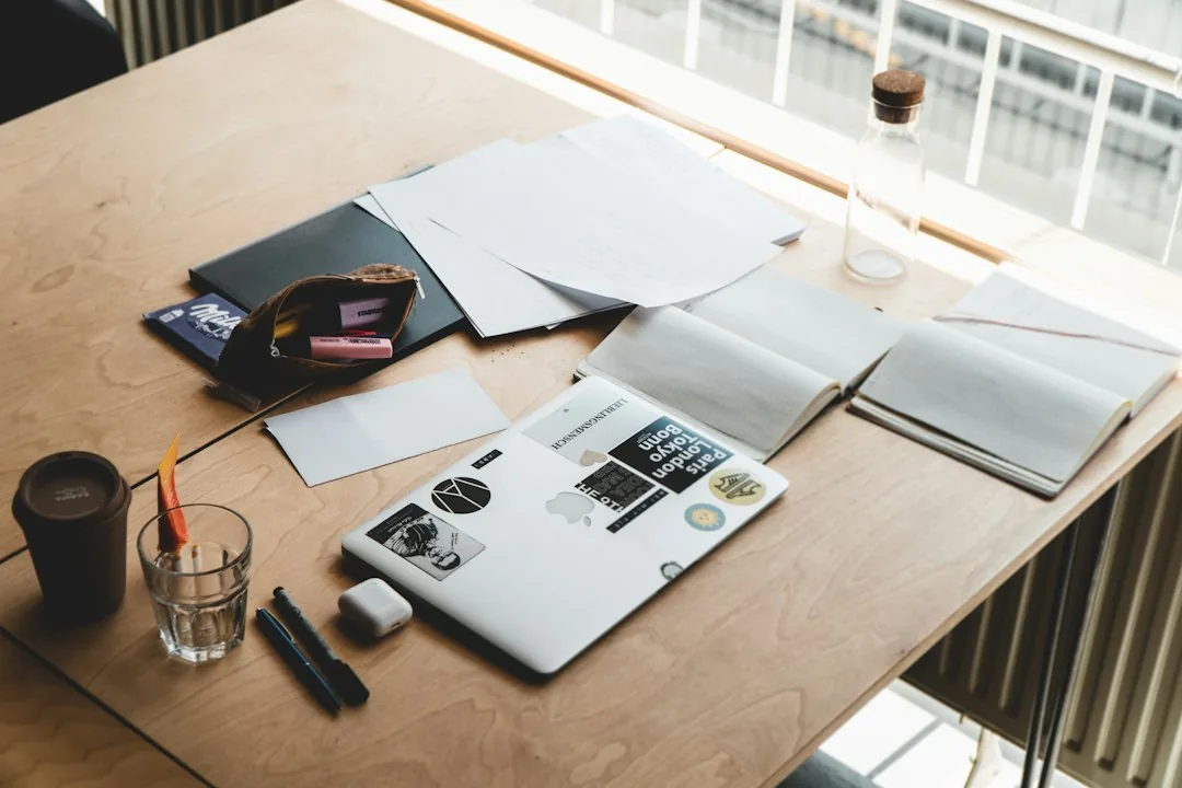Mesa de trabalho com papéis e notebook, onde o candidato reúne os documentos do concurso anulado