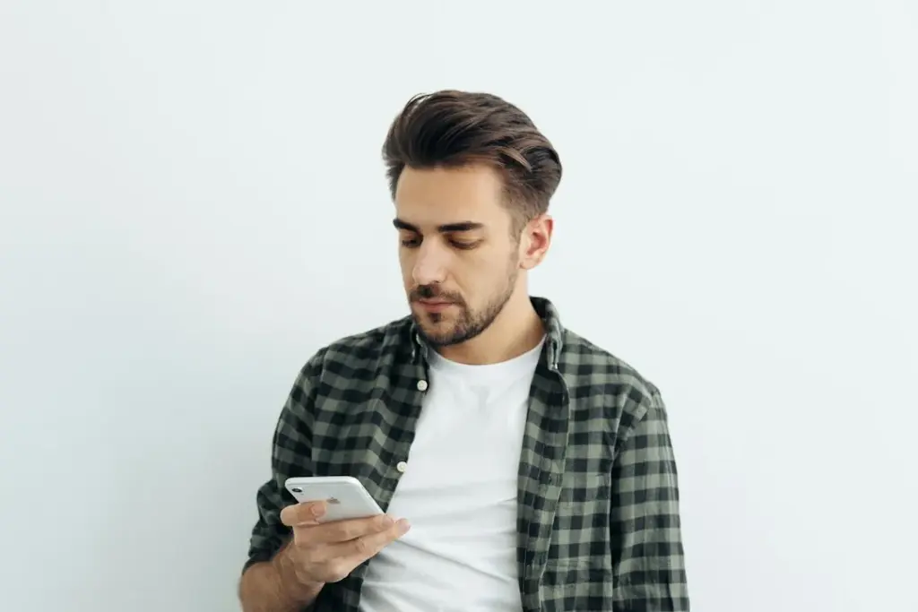 Candidato lendo a notícia de concurso anulado no celular