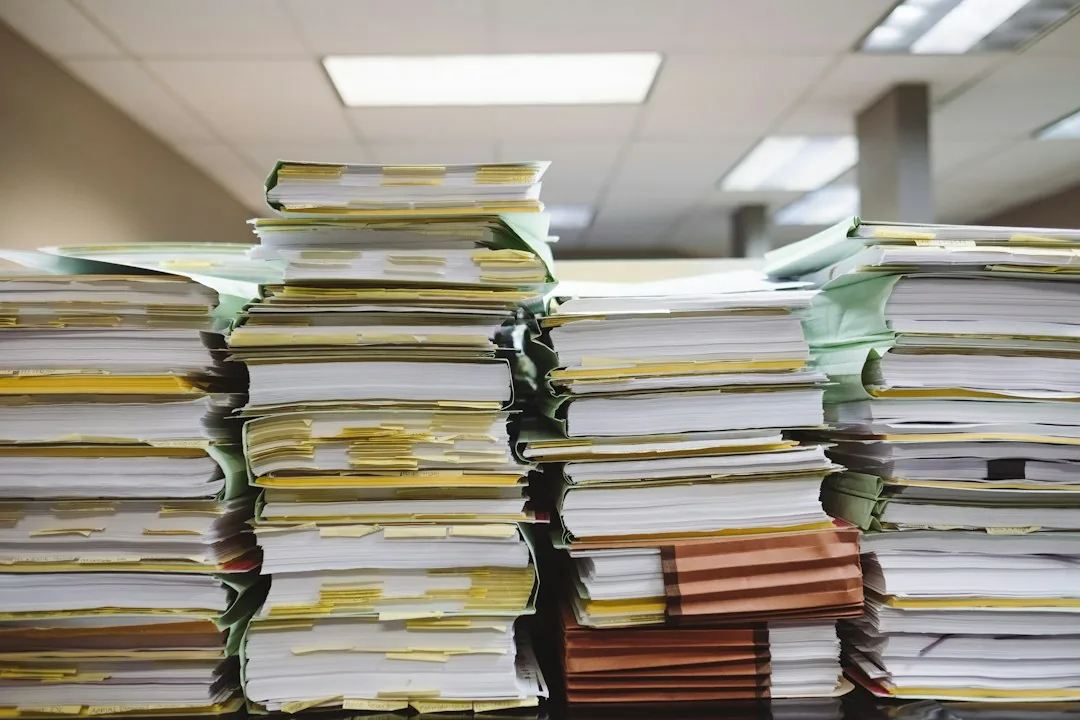 Pilhas de documentos e pastas, como os comprovantes guardados para a prova de títulos