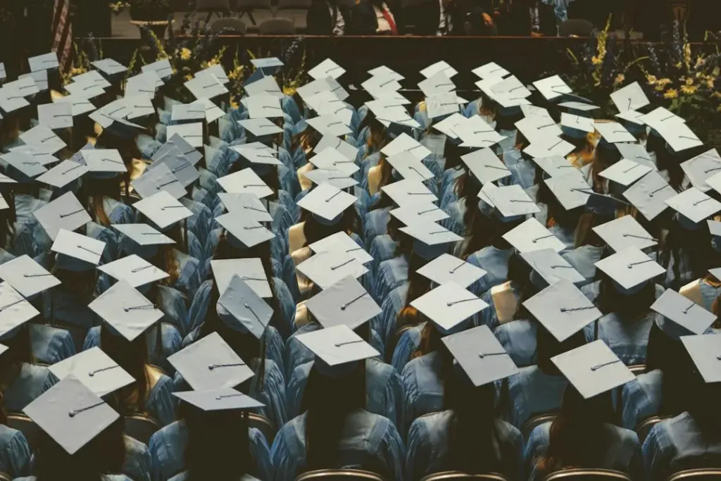 Formandos de capelo em cerimônia de colação, origem dos diplomas usados na prova de títulos