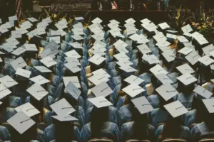 Formandos de capelo em cerimônia de colação, origem dos diplomas usados na prova de títulos
