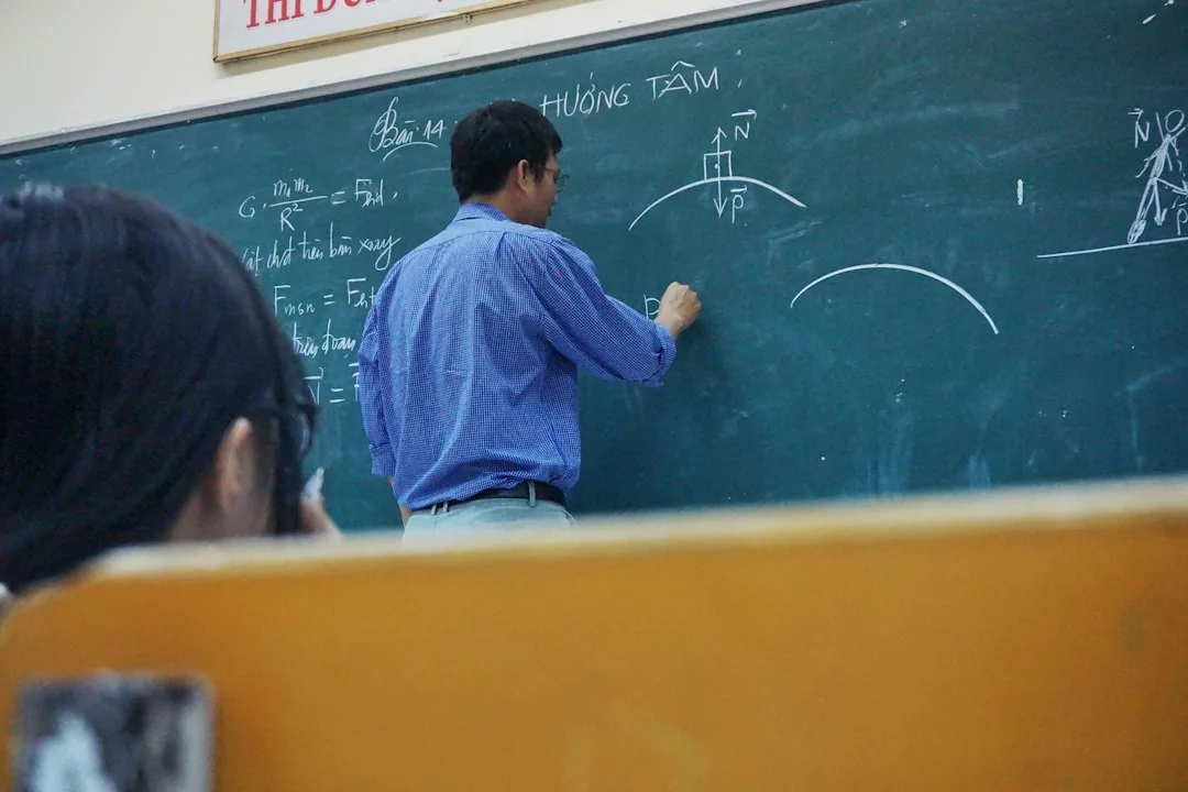 Professor dando aula no quadro, perfil de candidato em concurso de professor com prova de títulos