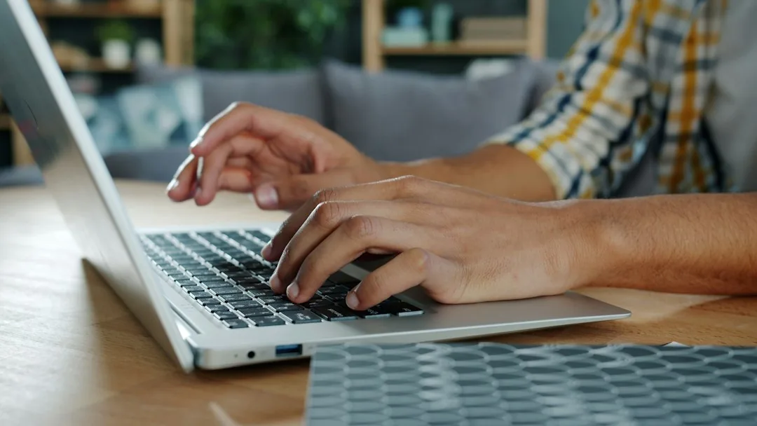 Candidato digitando no notebook o recurso contra a pontuação da prova de títulos